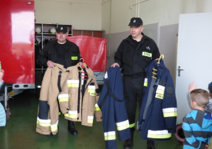 Panowie strażacy prezentują stroje